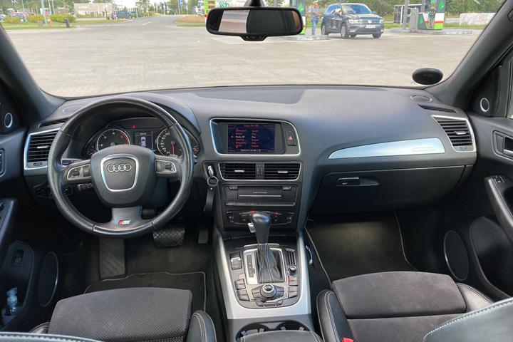 Grå Audi Q5 fra 2010
