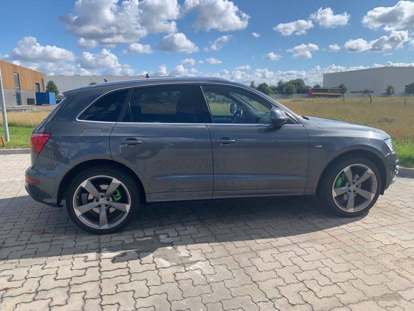 Grå Audi Q5 fra 2010
