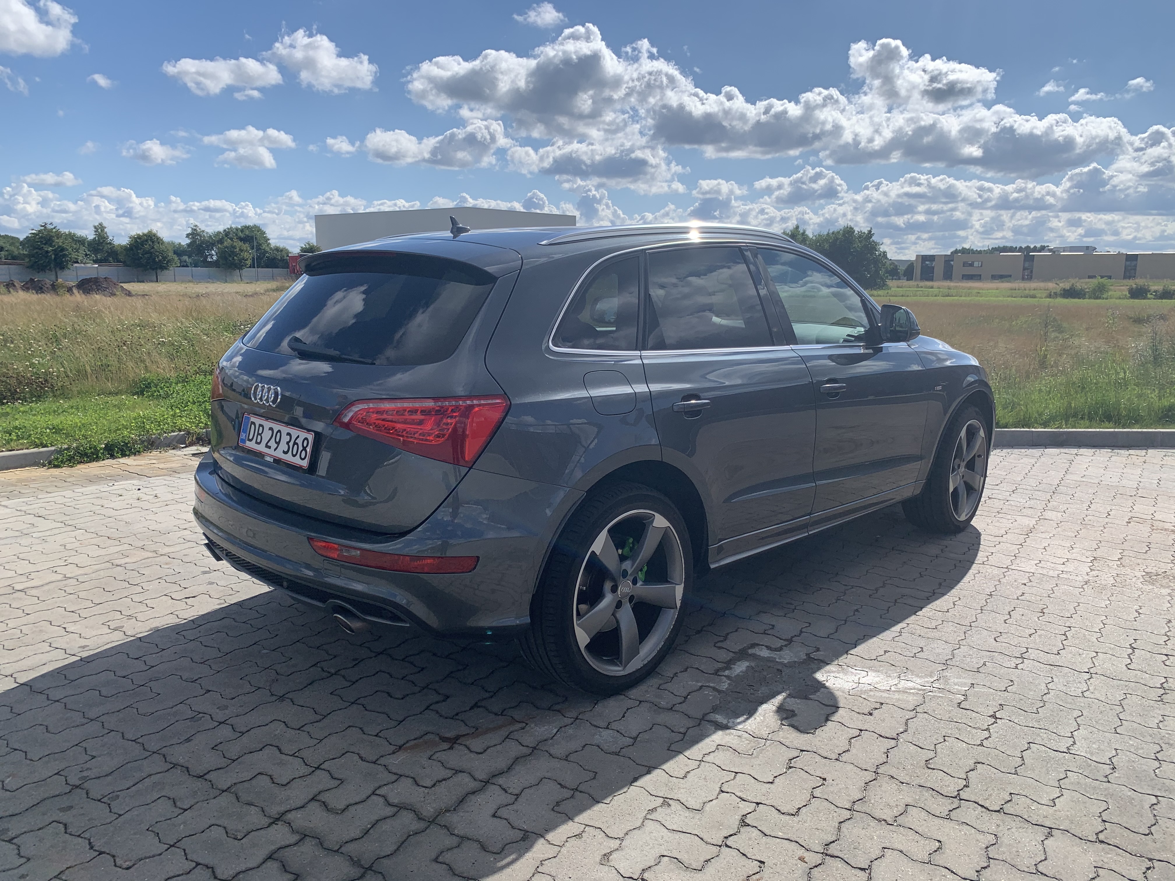 Grå Audi Q5 fra 2010