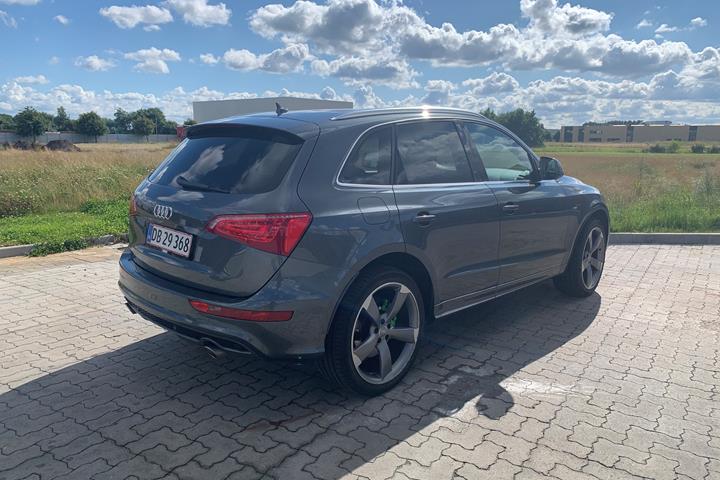 Grå Audi Q5 fra 2010