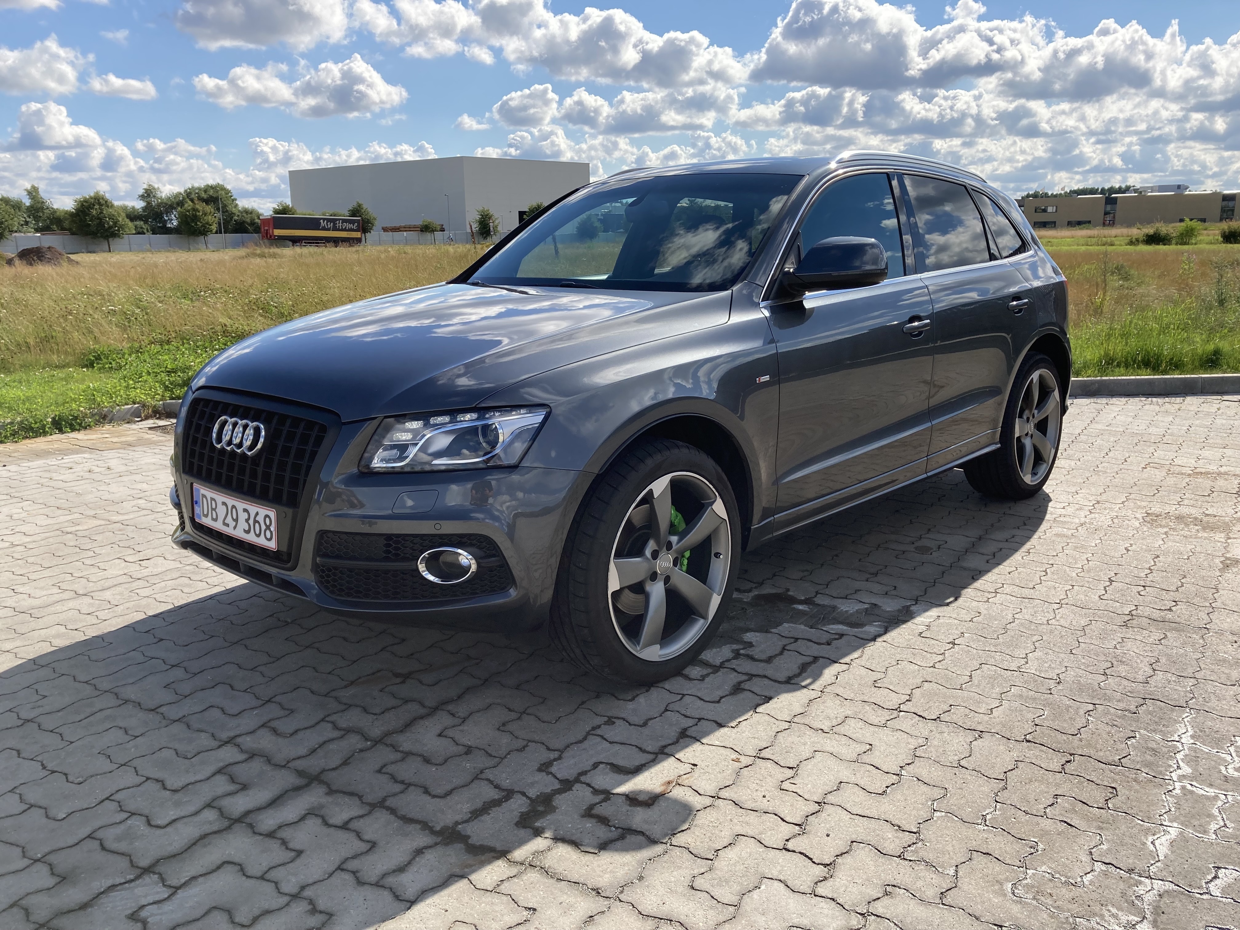 Grå Audi Q5 fra 2010