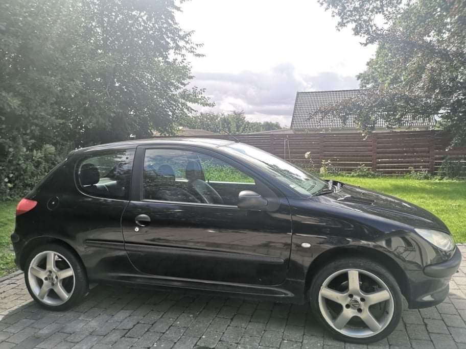 Sort Peugeot 206 fra 1999