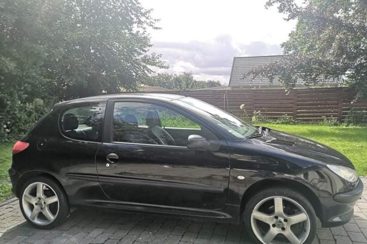 Sort Peugeot 206 fra 1999