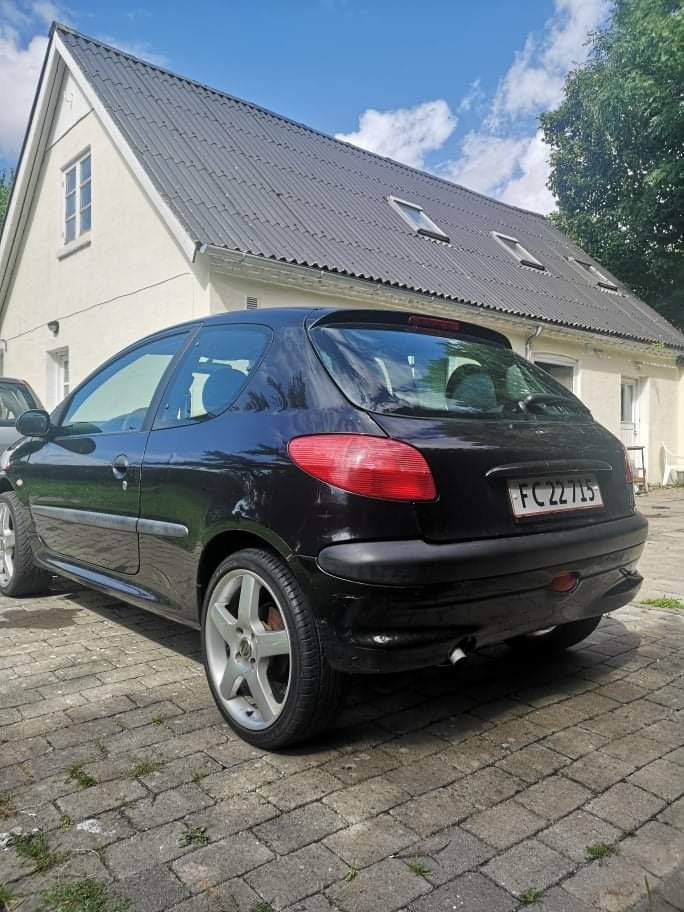 Sort Peugeot 206 fra 1999