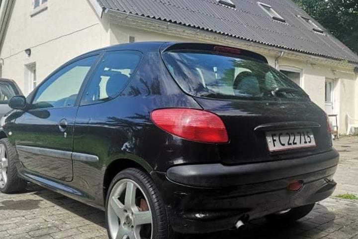 Sort Peugeot 206 fra 1999
