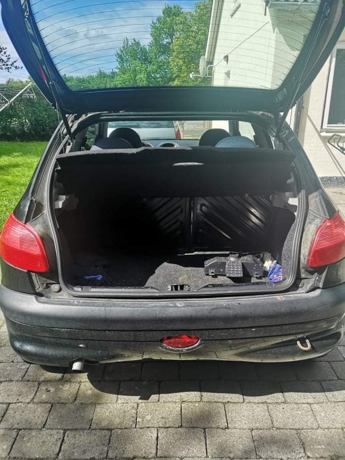 Sort Peugeot 206 fra 1999