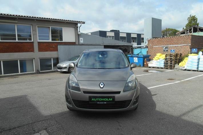 Beige Renault Grand Scenic III fra 2011