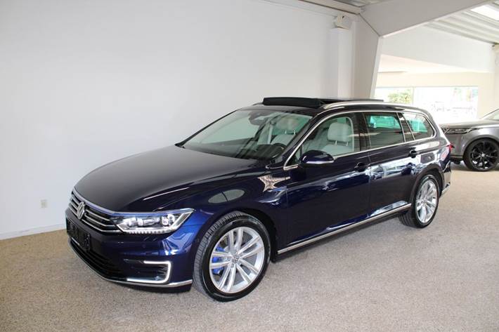 Blå VW Passat fra 2018