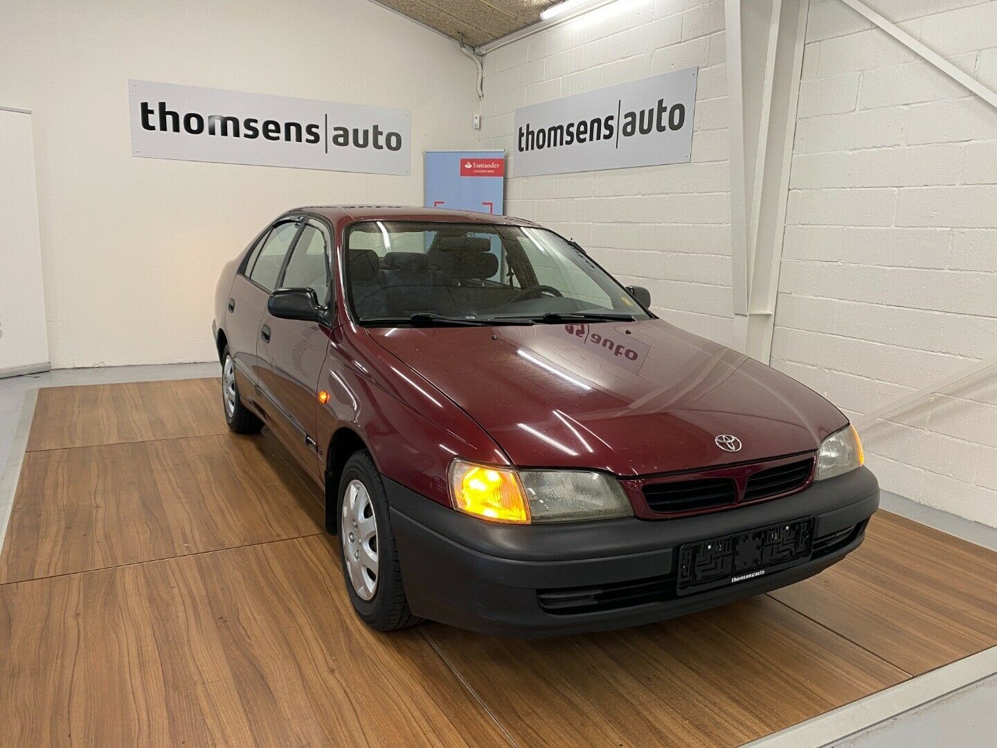 Rød Toyota Carina E fra 1997