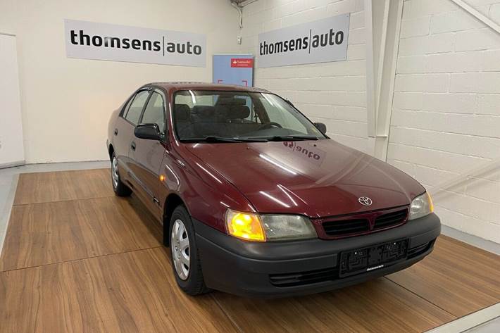 Rød Toyota Carina E fra 1997