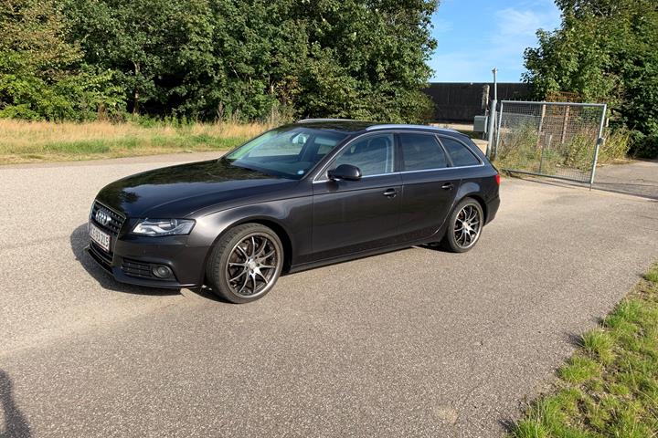 Grå Audi A4 fra 2011