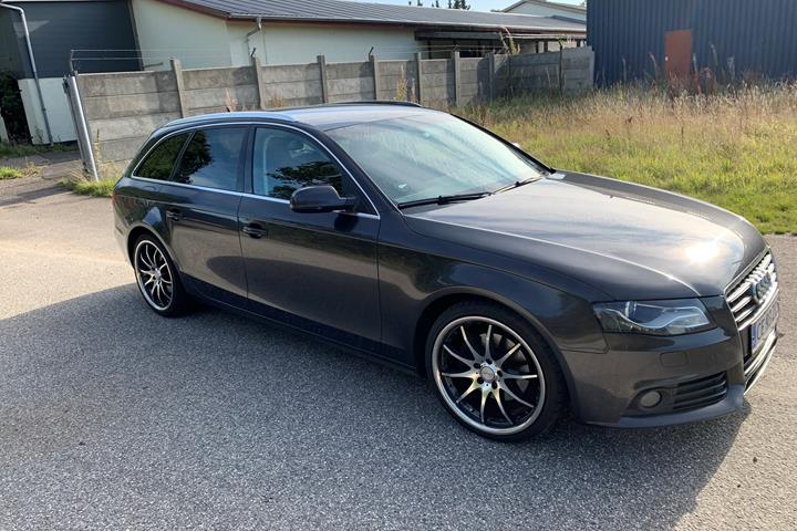 Grå Audi A4 fra 2011