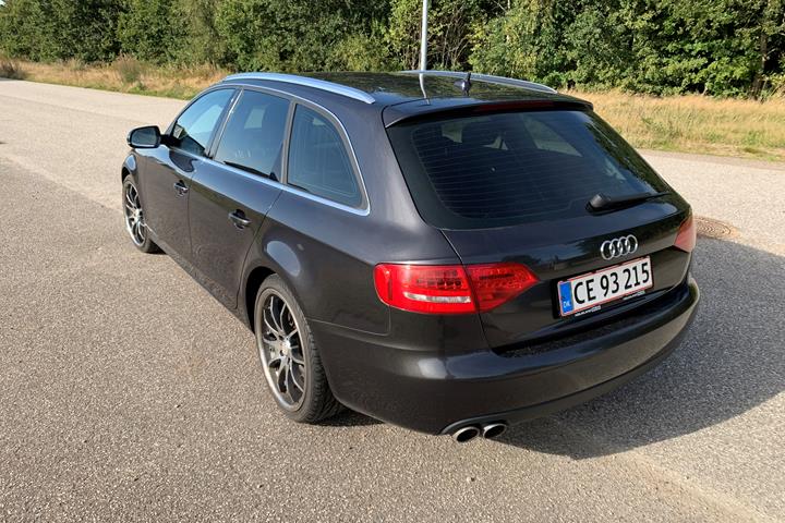 Grå Audi A4 fra 2011