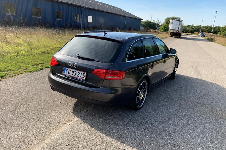 Grå Audi A4 fra 2011