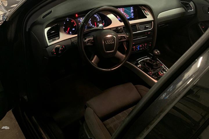Grå Audi A4 fra 2011