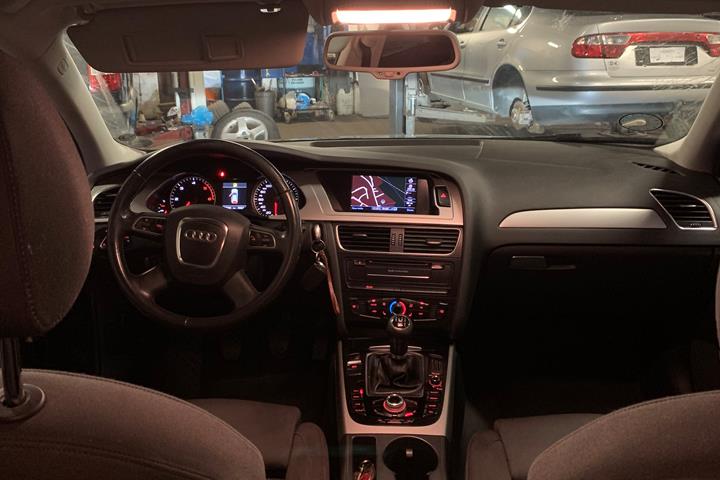 Grå Audi A4 fra 2011
