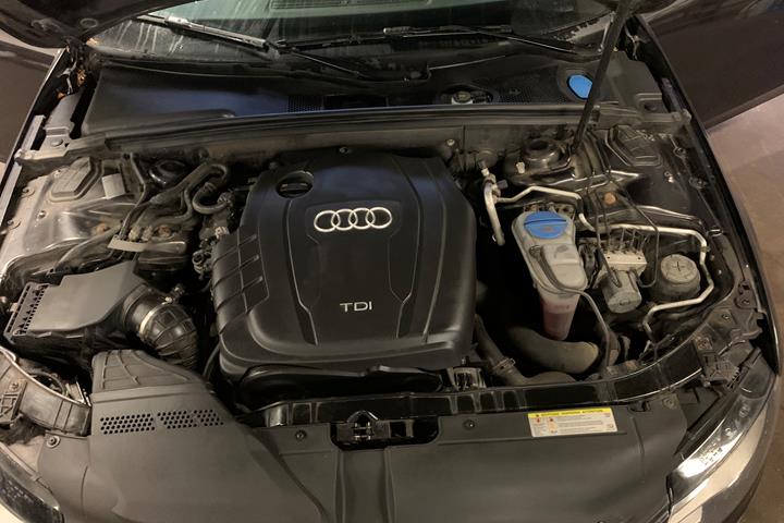 Grå Audi A4 fra 2011