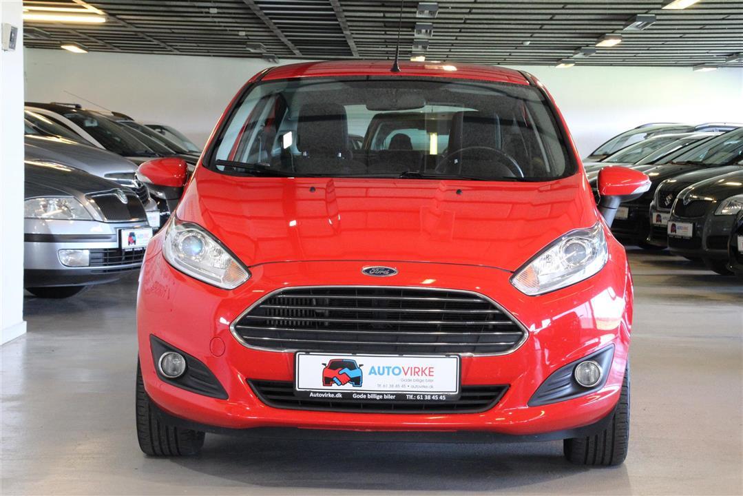 Rød Ford Fiesta fra 2013
