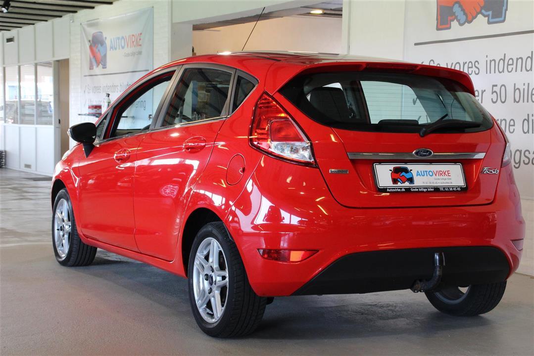 Rød Ford Fiesta fra 2013