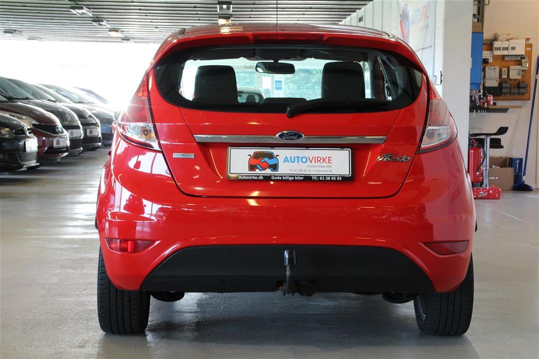 Rød Ford Fiesta fra 2013