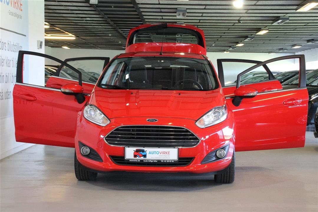 Rød Ford Fiesta fra 2013