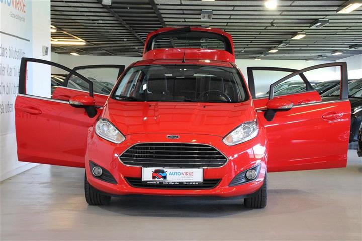 Rød Ford Fiesta fra 2013