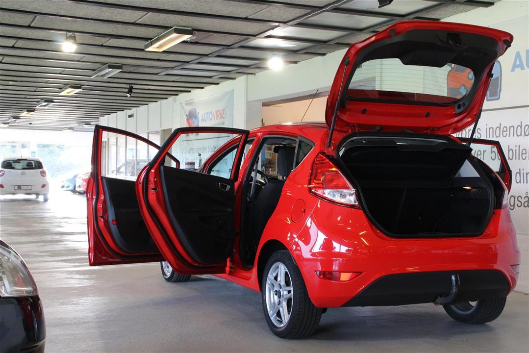 Rød Ford Fiesta fra 2013