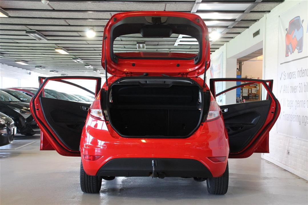 Rød Ford Fiesta fra 2013