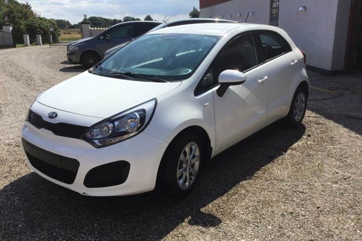 Hvid Kia Rio fra 2013