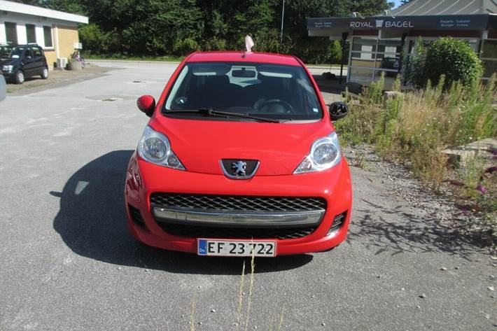 Rød Peugeot 107 fra 2011