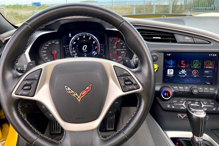 Gul Chevrolet Corvette fra 2015