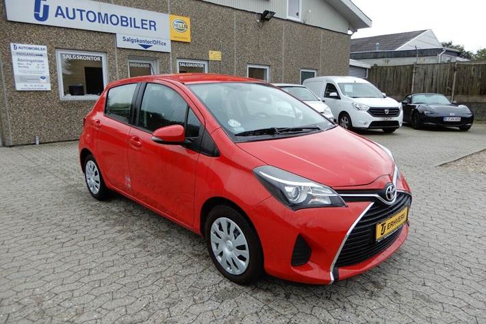 Rød Toyota Yaris fra 2015