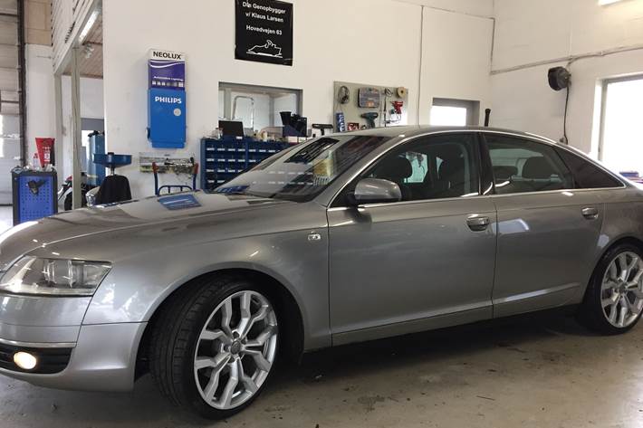 Grå Audi A 6 fra 2004