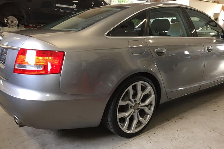 Grå Audi A6 fra 2004