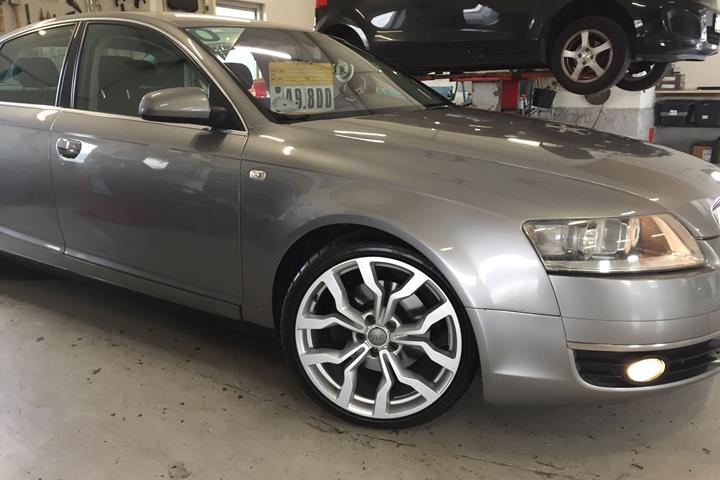 Grå Audi A6 fra 2004