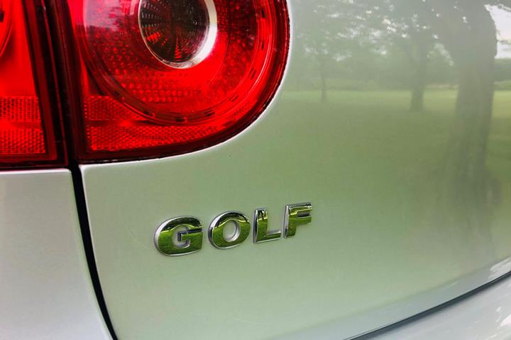 Sølv VW Golf V fra 2006