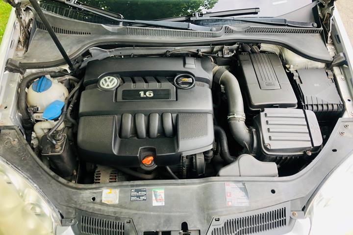 Sølv VW Golf V fra 2006