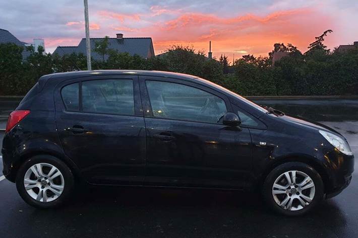 Sort Opel Corsa fra 2010