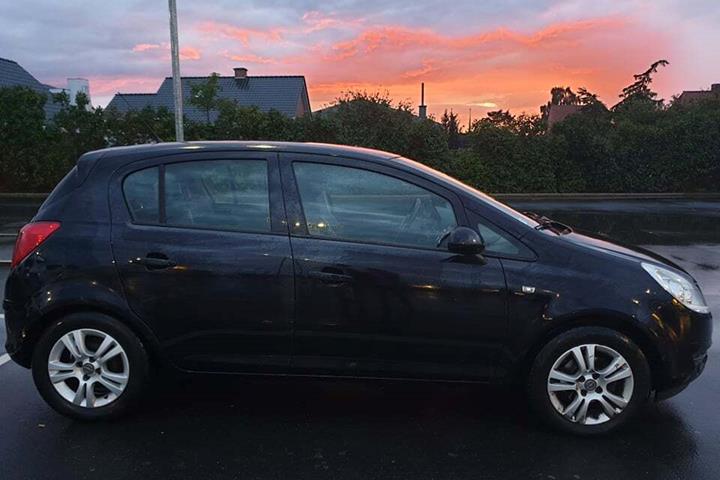 Sort Opel Corsa fra 2010
