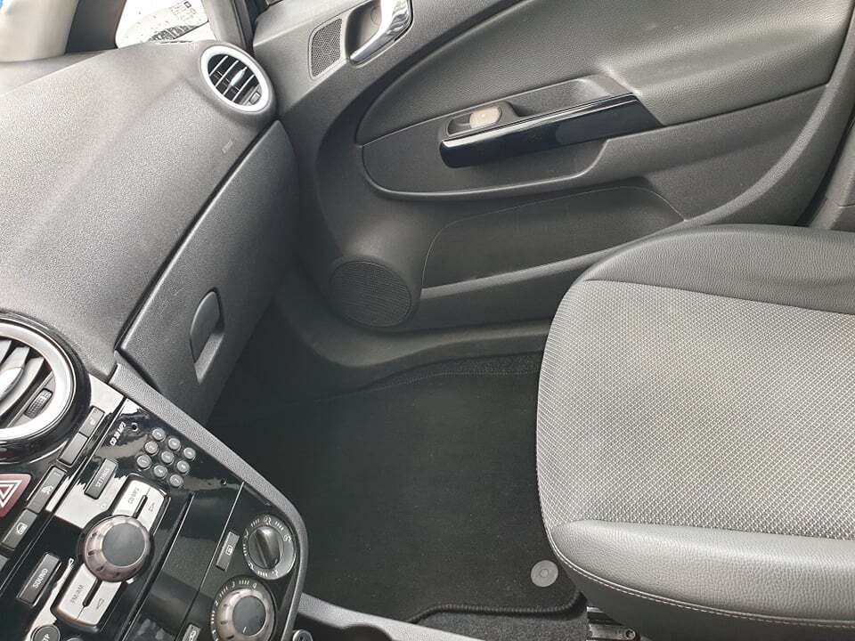 Sort Opel Corsa fra 2010