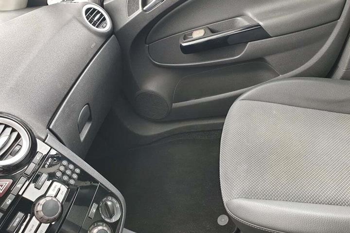 Sort Opel Corsa fra 2010