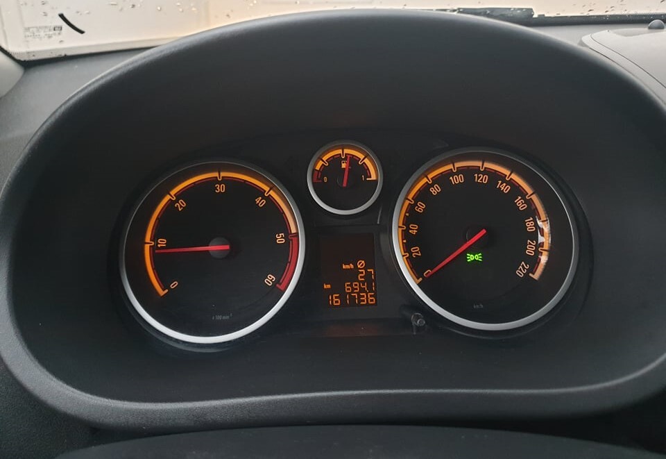 Sort Opel Corsa fra 2010