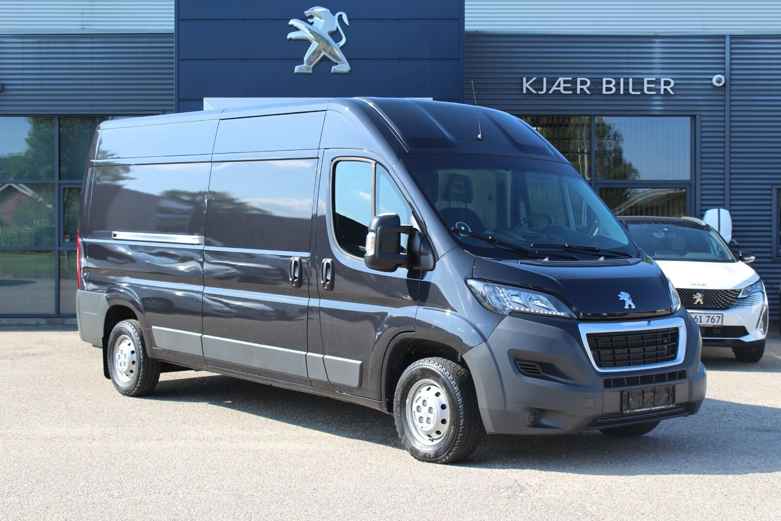Grå Peugeot Boxer 335 fra 2017