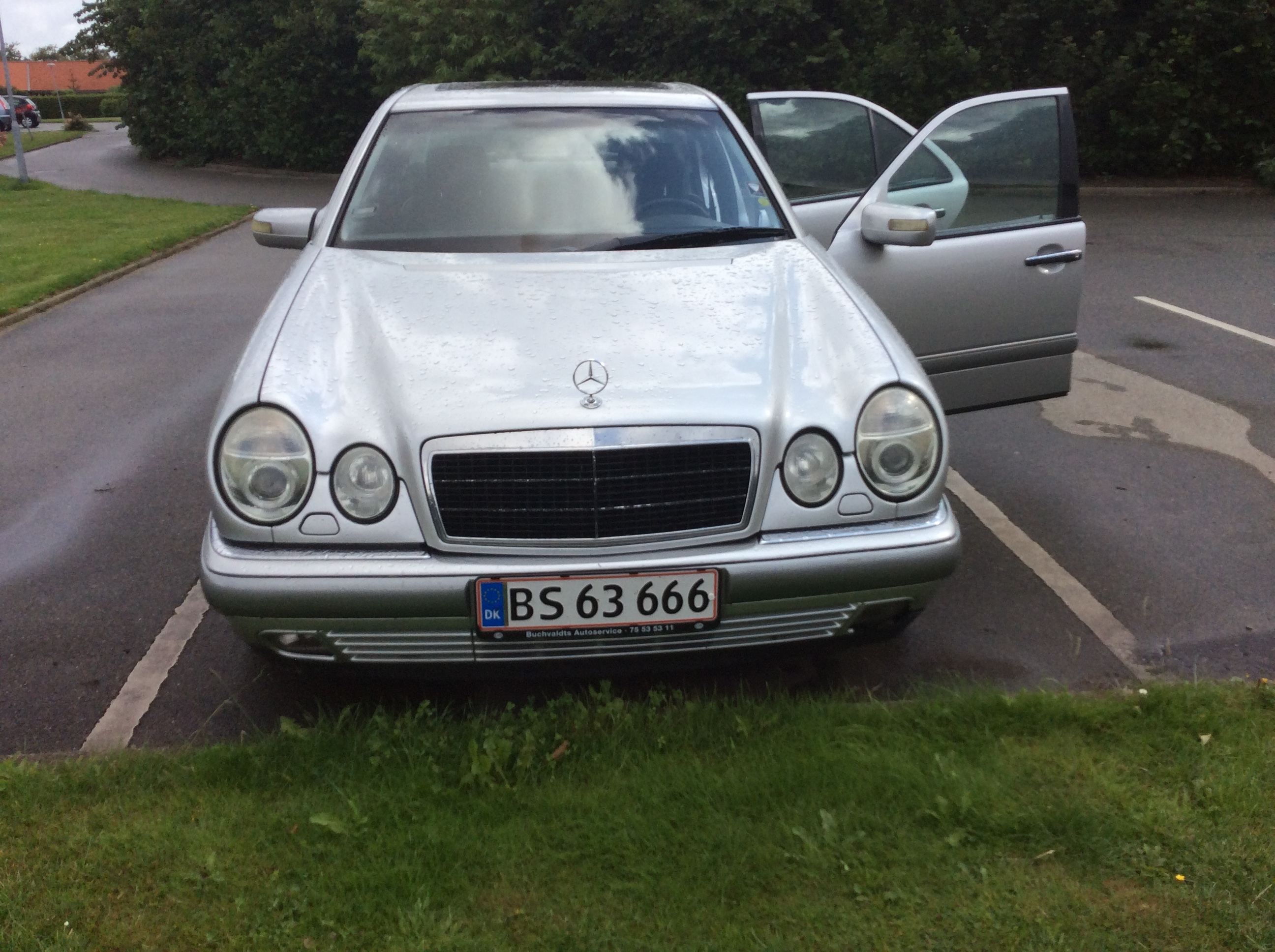 Sølv Mercedes 300 E fra 1999