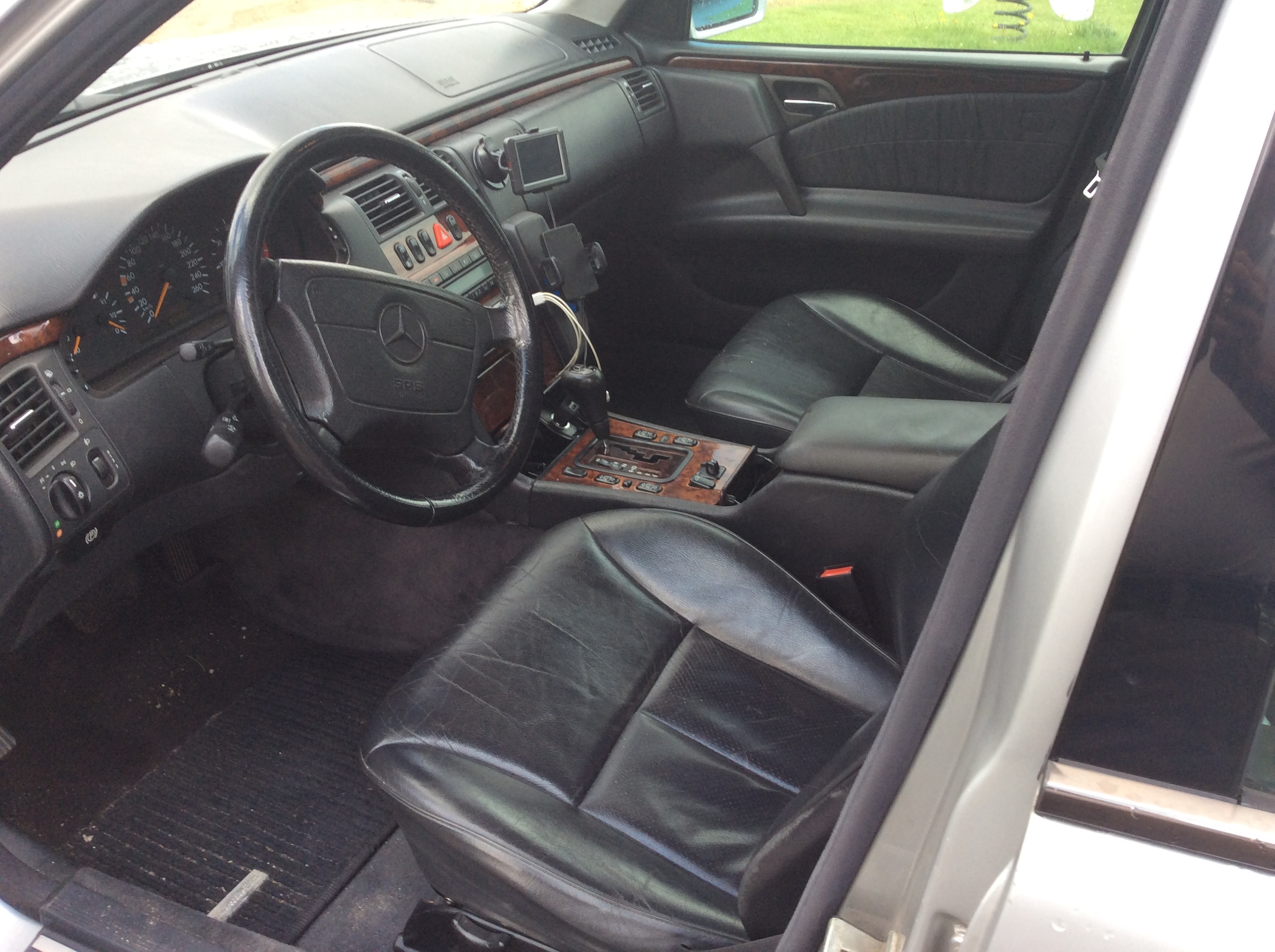 Sølv Mercedes 300 E fra 1999