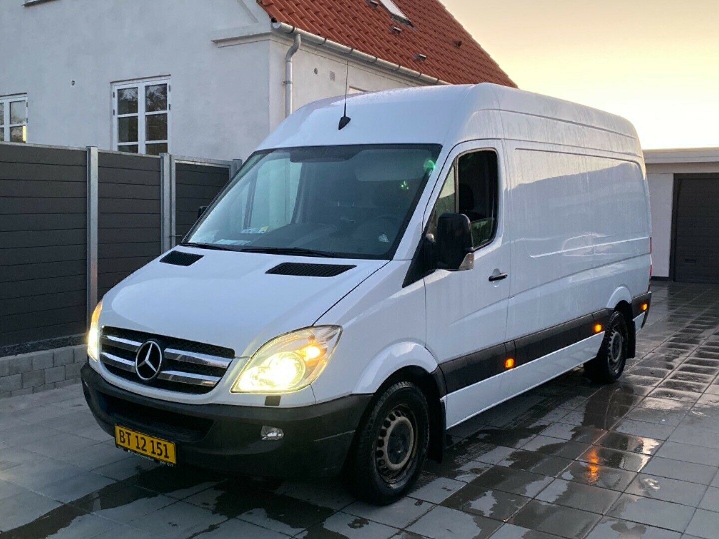 Gul Mercedes Sprinter 319 fra 2011