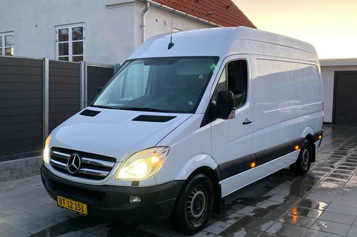 Gul Mercedes Sprinter 319 fra 2011