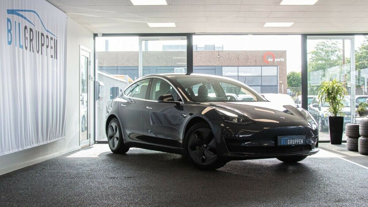 Grå Tesla Model 3 fra 2020