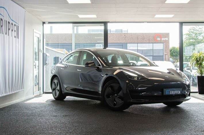 Grå Tesla Model 3 fra 2020