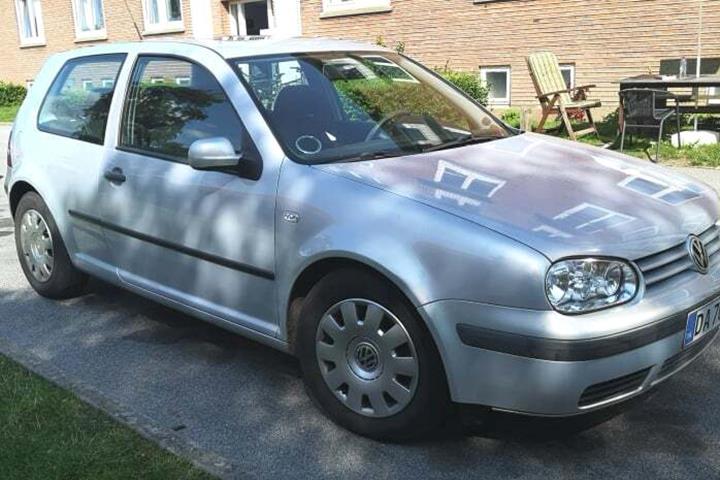 Sølv VW Golf fra 1999